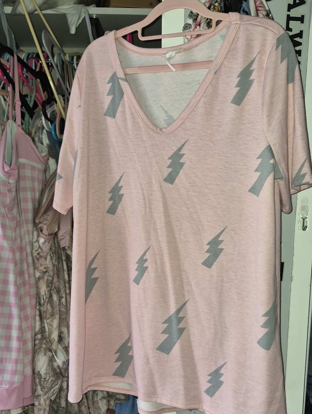 Women's BiBi Pink Lightning Print V-Neck Top Xl